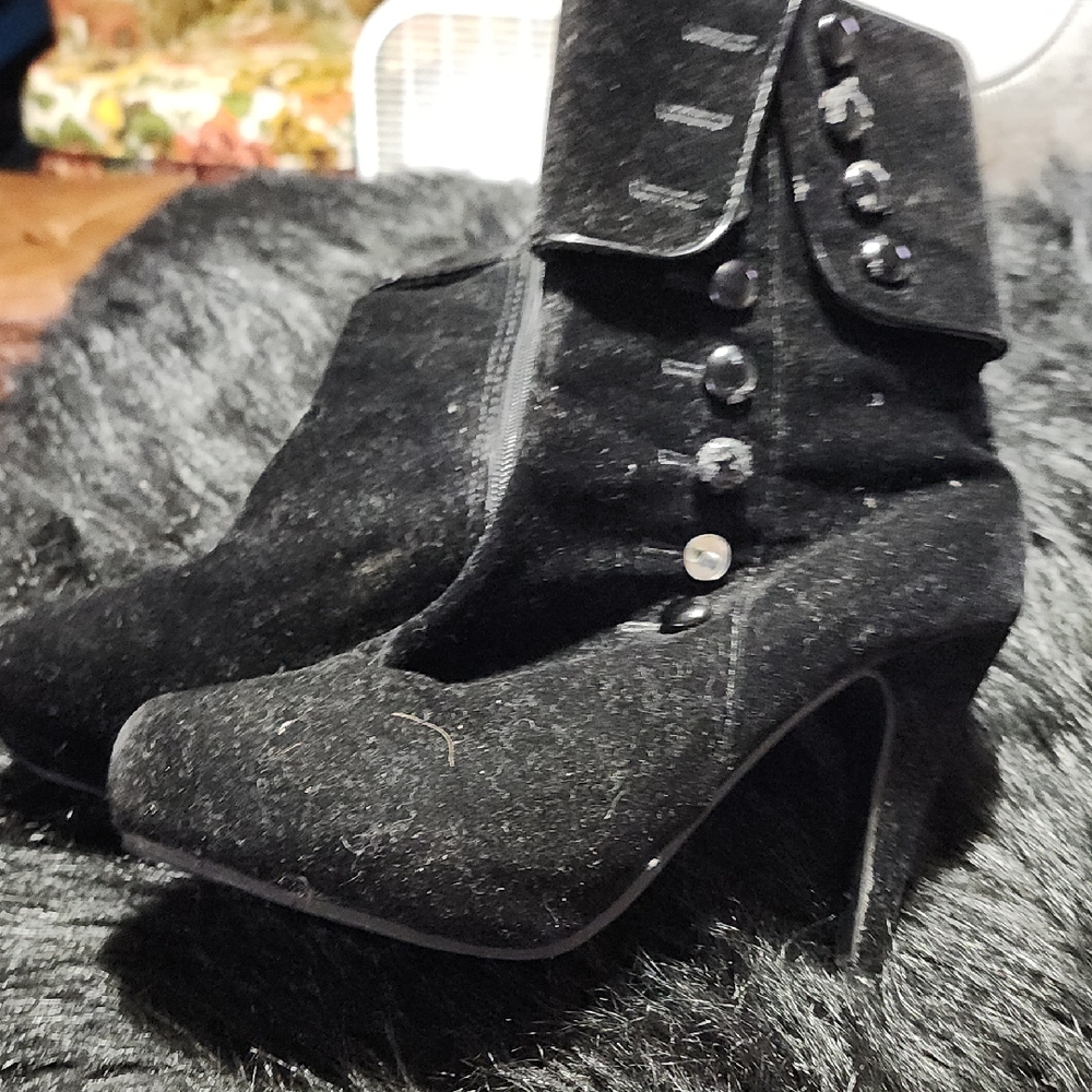 Elegant Black Women's Boots. CRAPE MYRTLE  SIZE 39.SEE PHOTOS!! BUTTONS LEFTFOOT